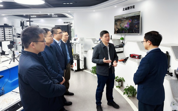 廣西農(nóng)村投資集團(tuán)有限公司黨委書記、董事長(zhǎng)廖應(yīng)燦一行蒞臨托普云農(nóng)調(diào)研參觀