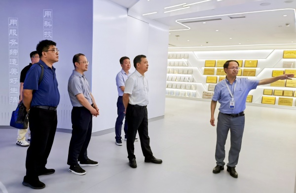 拱墅區人大常委會黨組書記、主任鮑一飛帶隊走訪托普云農